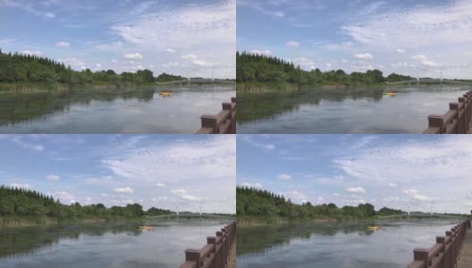 湖上有个划独木舟的人。在中国上海的湖中划船高清在线视频素材下载