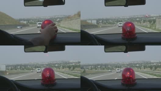 在高速公路上驾驶有红灯闪烁的汽车高清在线视频素材下载