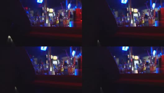 酒醉男子在吧台附近用空酒杯抽烟，习惯不好高清在线视频素材下载