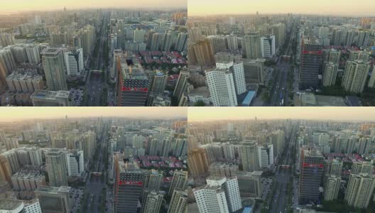 日落时分，航拍道路上的交通和城市景观/中国西安高清在线视频素材下载