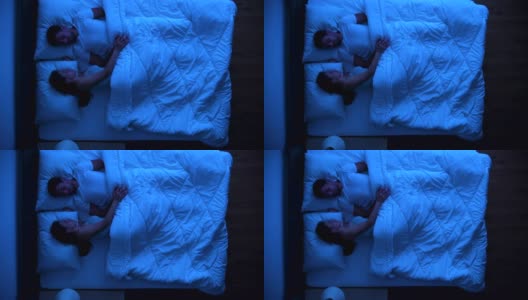 男人和女人睡在床上。晚上晚上时间高清在线视频素材下载