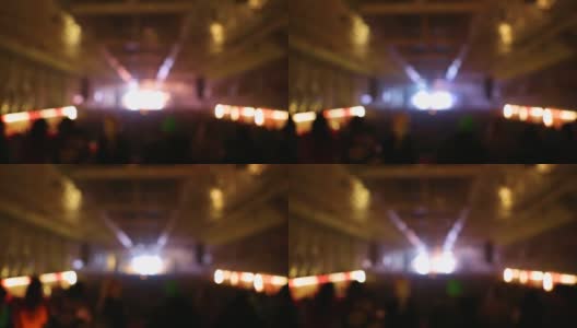 模糊的视频背景与闪烁的迪斯科灯拍摄在夜总会跳舞的人在舞池。高清在线视频素材下载