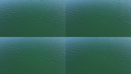 无缝的无人机视野在碧绿的湖水涟漪接近。鸟瞰图的海或海洋与美丽的波浪图案的景观，无尽的海蓝宝石水在夏天的日子。高清在线视频素材下载