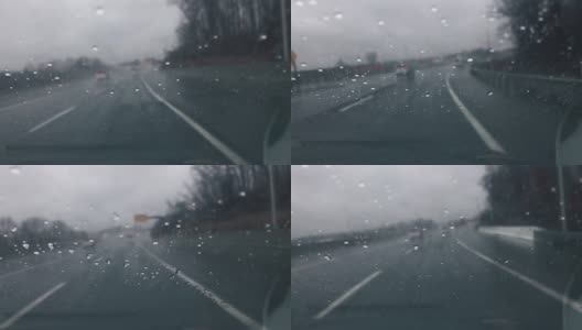 在雨中开车，雨滴在挡风玻璃上移动高清在线视频素材下载