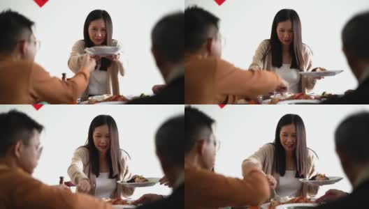 多代亚洲华人家庭在家里吃年夜饭高清在线视频素材下载