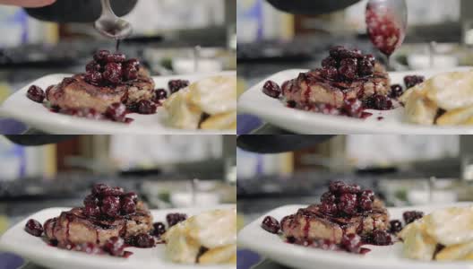 厨师用樱桃和土豆作配菜的牛排高清在线视频素材下载
