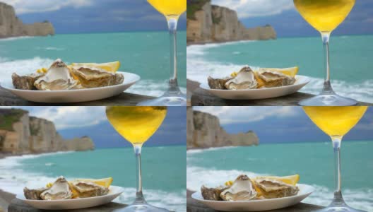 葡萄酒和一盘柠檬牡蛎高清在线视频素材下载