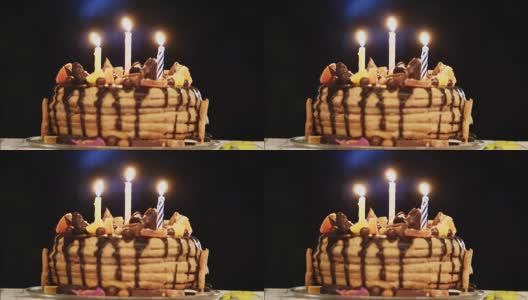 在一间黑漆漆的房间里举行生日蛋糕派对，还有三支蜡烛高清在线视频素材下载