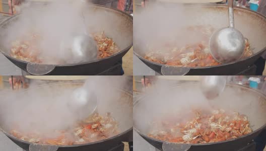 龙虾在大锅里煮。街头美食节的海鲜烹饪过程。小龙虾在大锅中煮。厨师在一个大锅里准备龙虾，特写高清在线视频素材下载