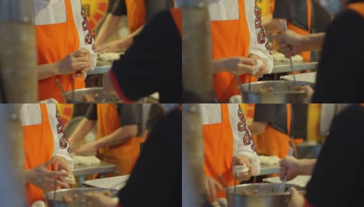 饶河夜市的摊贩正在包饺子高清在线视频素材下载