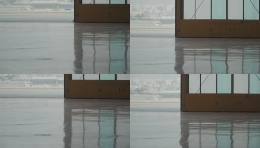 机场降落场附近的环氧地坪上，巨大的机库门带大玻璃窗缓慢关闭高清在线视频素材下载