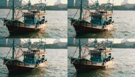 一艘半毁的旧木船停泊在一个捕鱼码头上高清在线视频素材下载