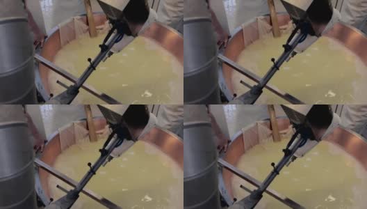 帕尔玛干酪的生产，从盐水中收获高清在线视频素材下载