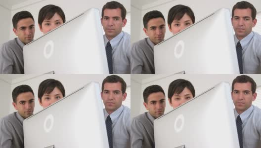三个业务同事站在电脑旁高清在线视频素材下载