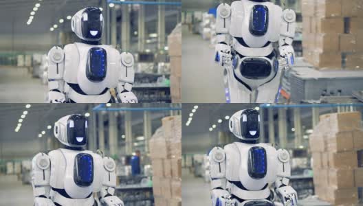 微笑的机器人在工厂里向前走着高清在线视频素材下载