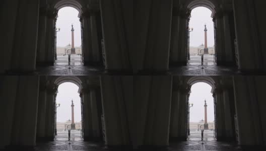 从冬宫(冬宫)前门看到的宫殿广场和亚历山大圆柱，圣彼得堡，俄罗斯高清在线视频素材下载