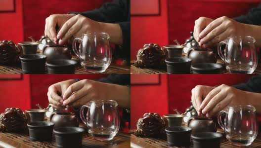 一个男人按照中国传统习俗冲泡普洱茶高清在线视频素材下载