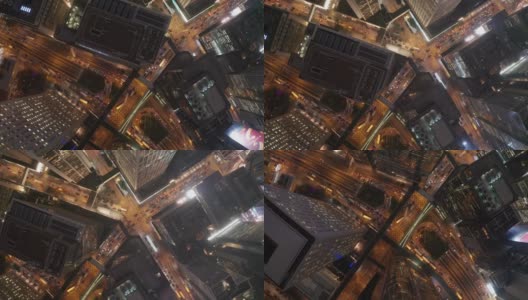 航拍移动摄影机拍摄香港市中心国际金融中心塔和维多利亚港夜间交通情况，4k视频高清在线视频素材下载