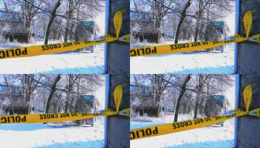 在冬季冰暴中，警察在倒下的树前设置了警戒线高清在线视频素材下载