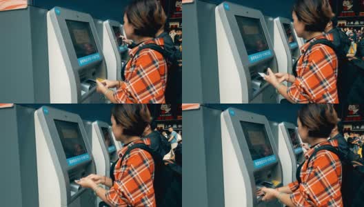 中国北京，一名女子在火车站使用自助售票机。高清在线视频素材下载