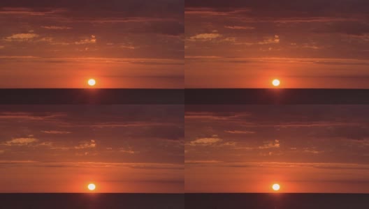 明亮的红色和橙色的日落风景在海洋上，很少有云高清在线视频素材下载