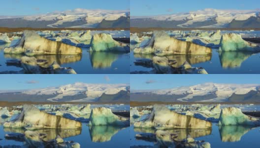 4k时间移动的云与蓝色冰山漂浮在Jokulsarlon冰湖，冰岛高清在线视频素材下载