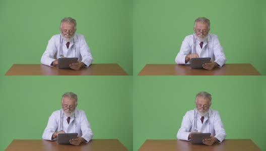 英俊的资深大胡子医生对绿色的背景高清在线视频素材下载
