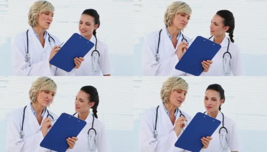 医生和护士在黑板上讨论什么高清在线视频素材下载