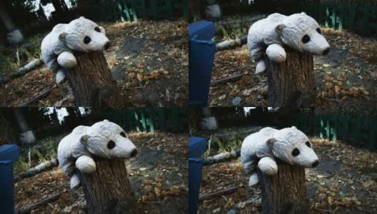 玩具熊在黑暗的后院的木头上，悲伤的童年回忆，可怕的噩梦高清在线视频素材下载
