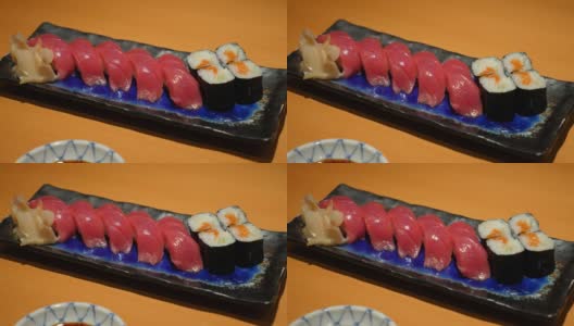 美味的金枪鱼寿司小盘卷片，近距离拍摄高清在线视频素材下载