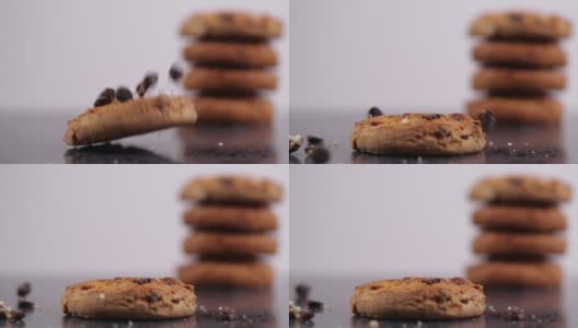 美味的巧克力饼干在黑暗的背景下以慢动作落下高清在线视频素材下载
