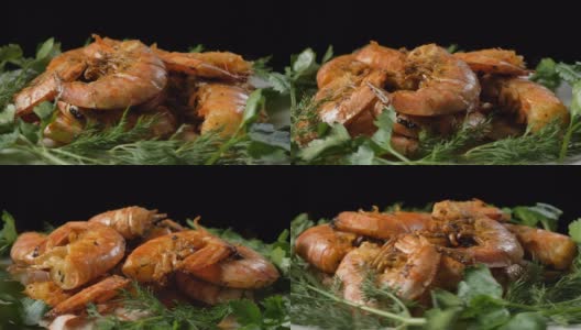 烤虾与芳香的莳萝和欧芹，打开盘子高清在线视频素材下载
