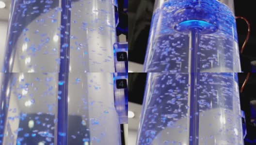 在装有水的透明烧瓶中，空气产生气泡高清在线视频素材下载