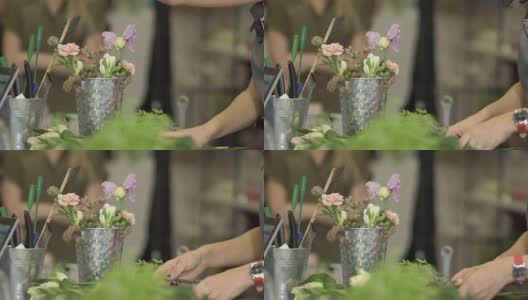花商在花店用玫瑰做了一个组合高清在线视频素材下载