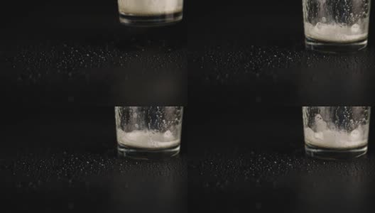 黑色背景泡沫空啤酒杯的特写高清在线视频素材下载