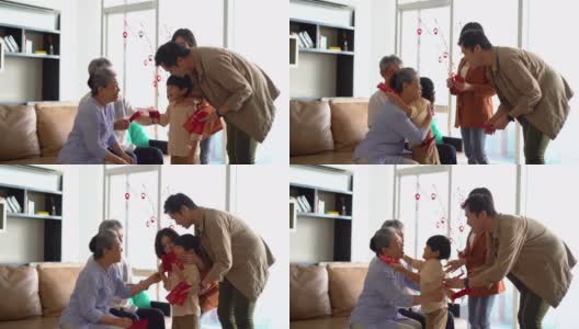 亚洲的祖父母在春节给他们的儿子和孙子红包高清在线视频素材下载