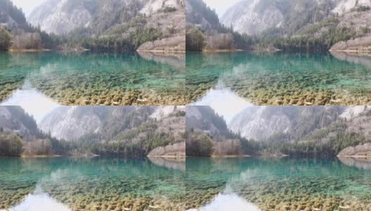 九寨沟国家公园里的九寨沟风景秀丽，湖水清澈高清在线视频素材下载