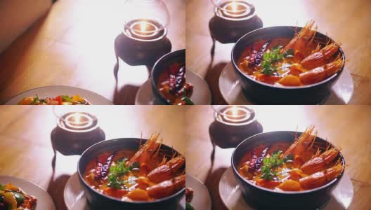 美味的辣味海鲜汤在一个黑色的碗。高清在线视频素材下载