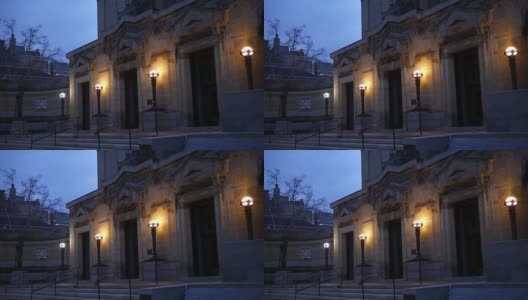 傍晚时分，在市区一个昏暗建筑的灰色哥特式入口高清在线视频素材下载