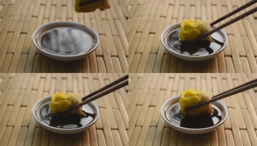 蒸猪肉饺子用木筷子夹，蘸酱油高清在线视频素材下载