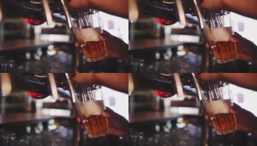 酒保倒啤酒的镜头高清在线视频素材下载