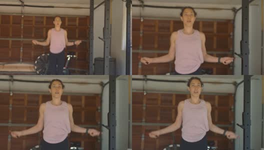 强壮的民族妇女在家庭健身房跳绳锻炼高清在线视频素材下载