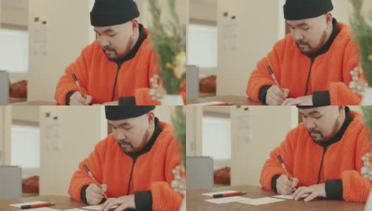 MCU-年轻的日本男性写新年卡片高清在线视频素材下载