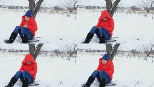 生病的孩子在冬天的公园里冻着高清在线视频素材下载