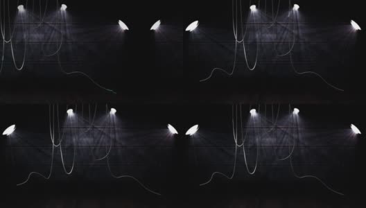 动画的白色聚光灯和悬挂电缆在黑色背景的深色木板上高清在线视频素材下载