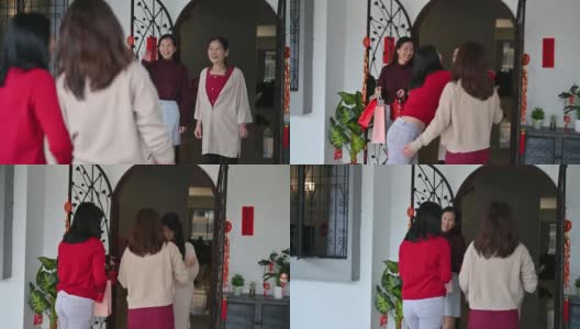 在中国新年期间，年轻漂亮的亚洲女性拜访她的祖父母家，给父母送礼物和食物高清在线视频素材下载