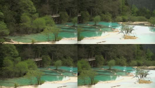 木亭为中国四川黄龙谷景观的五色池提供了美丽的观景台高清在线视频素材下载