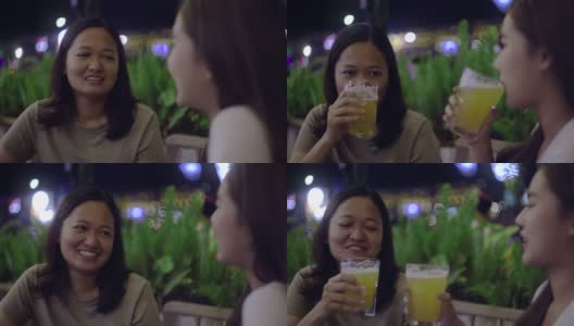快乐的年轻女人和朋友聊天喝啤酒高清在线视频素材下载