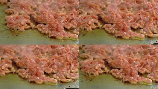 鲜肉在烤盘上用油煎。高清在线视频素材下载