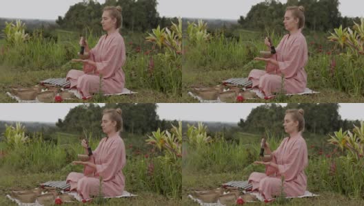 身穿粉红色和服的白发少女在唱歌钵上玩耍高清在线视频素材下载